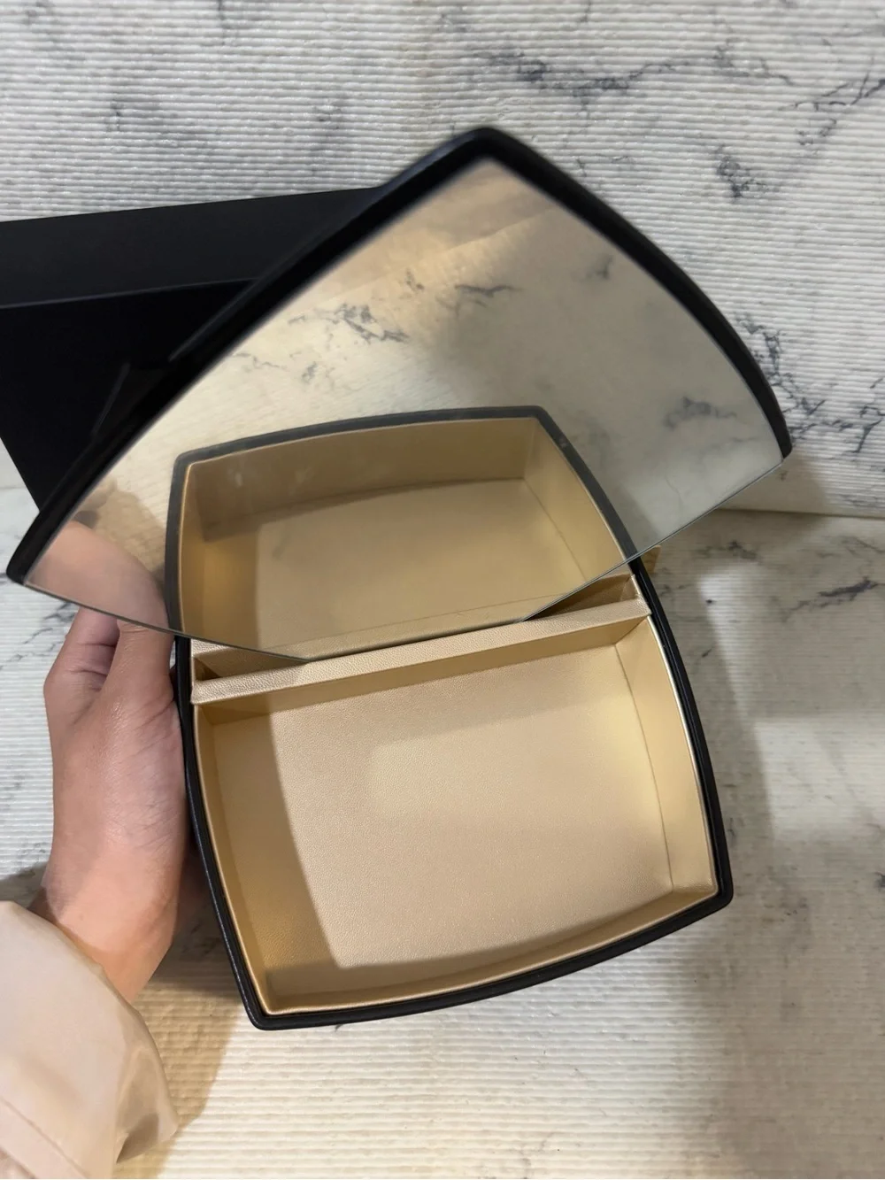 CHANEL Black and Cream Signature Jewelry Case - Picture 4 of 9
